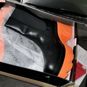 Brand new in box sz 8